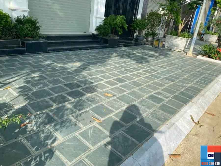 Đá xanh mài cà viền kết hợp đá bó vỉa ghi sáng lát vỉa hè