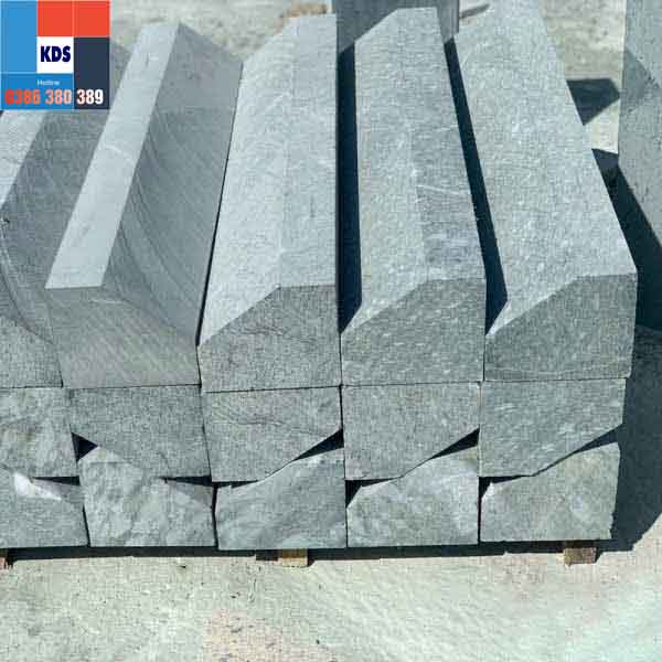 Đá bó vỉa xanh rêu