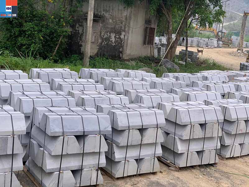 đá bó vỉa ghi sáng