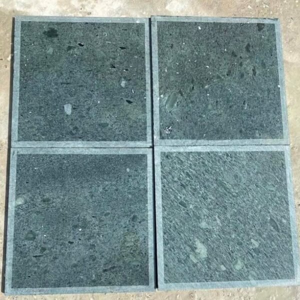 Đá xanh rêu mài thô cà viền 40x40x2