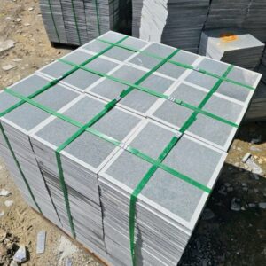 Đá xanh rêu mài thô cà viền 40x40x2