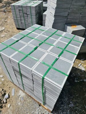 Đá xanh rêu mài thô cà viền 40x40x2